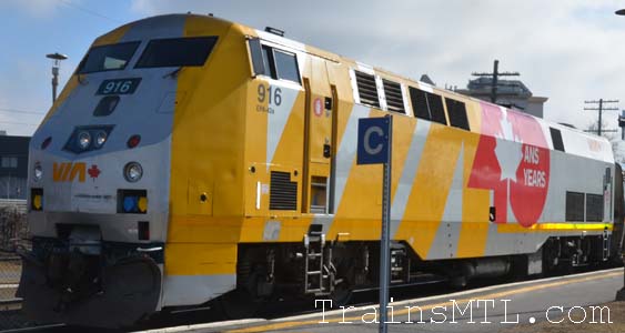 Locomotive VIA916 left side with new colors / coté gauche avec nouvelles couleurs